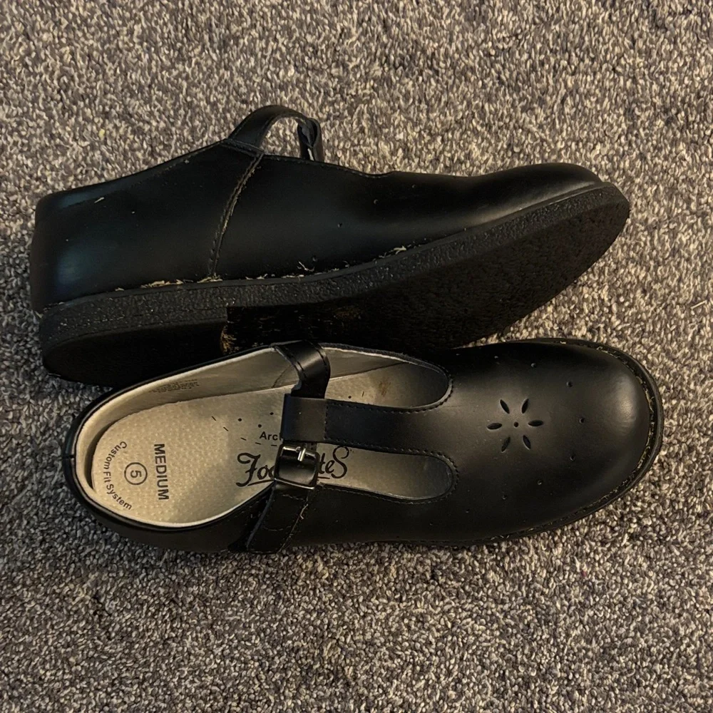 FootMates Black Girls' T-Strap Mary Jane School Shoes - Picture 3 of 6